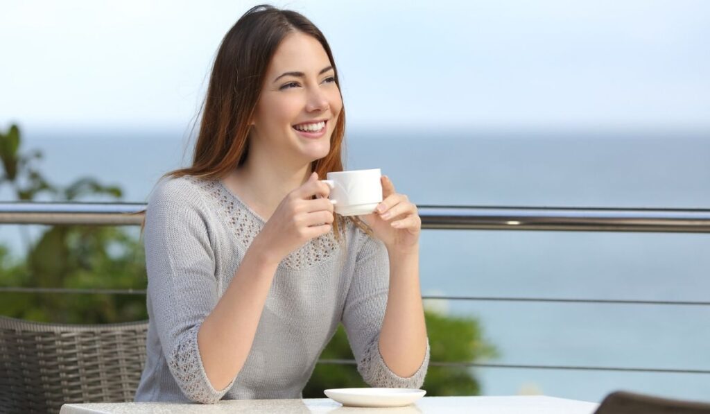 Beautiful woman holding a cup of coffee in a restaurant