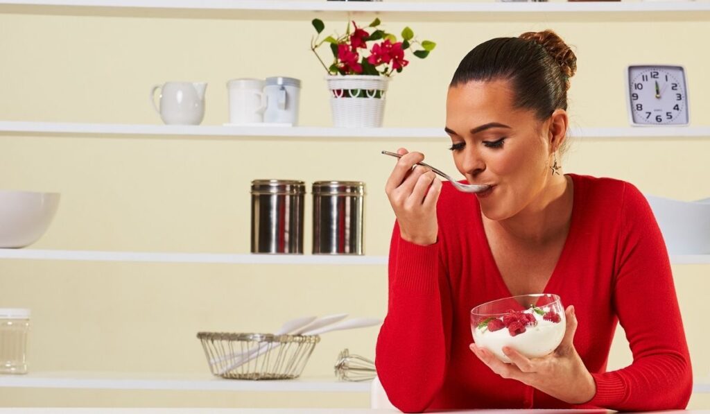 Raspberries cream snack health healthy diet weight loss yogurt 
